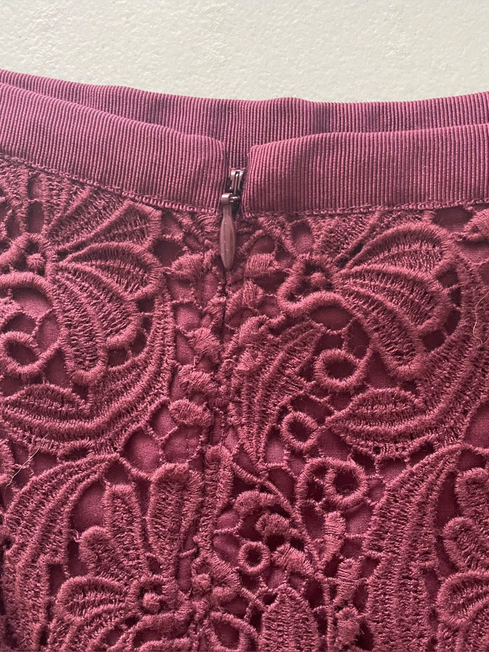 🌸Talbots Lace Burgundy Skirt with Back Zipper and Back Kick Pleat, size 16 - Picture 4 of 8
